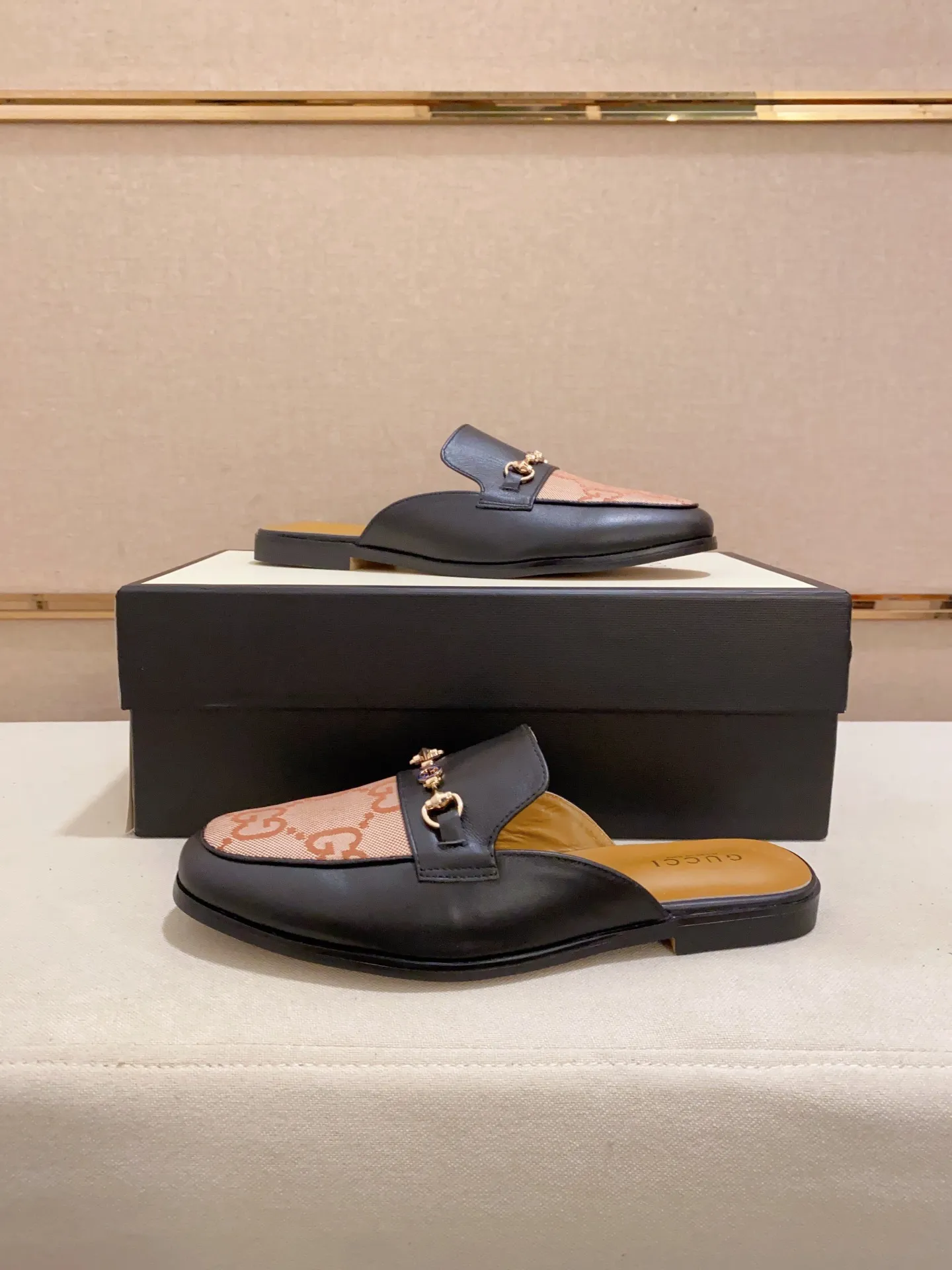 Men's shoes 💰: 380💰 (Gucci). The latest trendy shoes, casual Baotou mops, popular in physical stores, sizes 38-44. New and comfortable, imported custom-made original cowhide, with unique sequin element design. With sheepskin lining, original bottom, high-end packaging and high quality💪Details determine the quality, you can enter and leave the counter at will, welcome to compare!